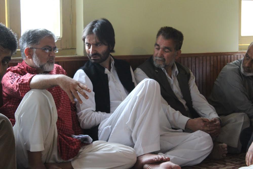 JKLF Chairman visits Bemina, pays tributes to Tanveer sultan